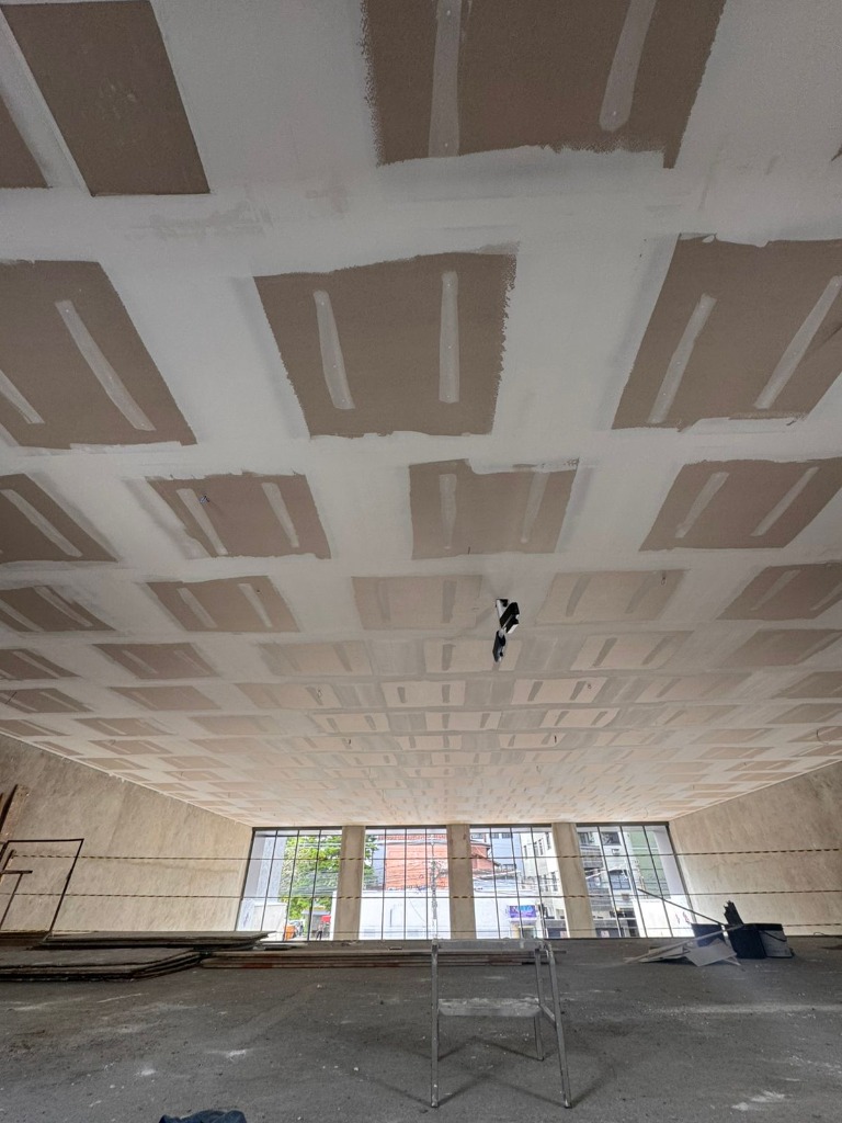 Sala com forro de drywall e iluminação indireta