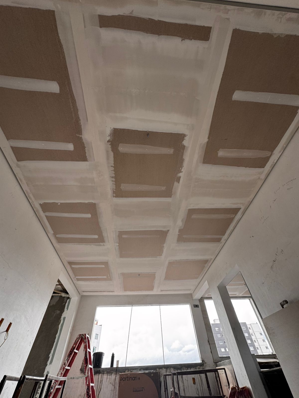 Corredor com iluminação linear em drywall